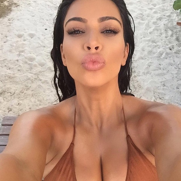 Grávida Kim Kardashian faz selfie de biquíni e exibe decote generoso