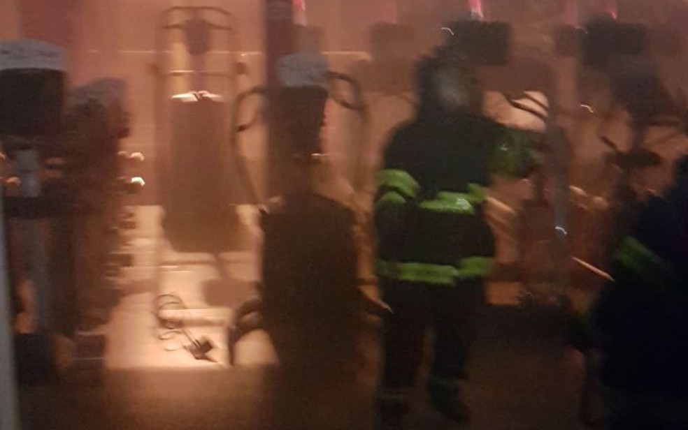 Inc&ecirc;ndio aconteceu durante a madrugada e n&atilde;o deixou feridos (Foto: Reprodu&ccedil;&atilde;o/WhatsApp)