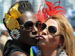 Participantes da 18ª Parada LGBT no Rio posam para foto em Copacabana (Foto: Alexandre Durão/G1)