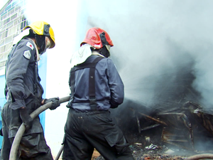Bombeiros levaram cerca de 5h para combater o fogo em escola de Três Pontas (Foto: Reprodução EPTV) Bombeiros levaram cerca de 5h para combater o fogo em escola de Três Pontas (Foto: Reprodução EPTV)
