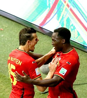 Lukaku e Daniel van Buyten gol jogo Estados Unidos x Bélgica Arena Fonte Nova (Foto: EFE)