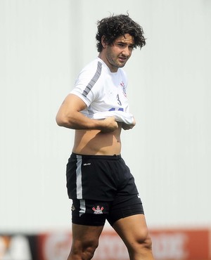 pato corinthians (Foto: Marcos Ribolli)