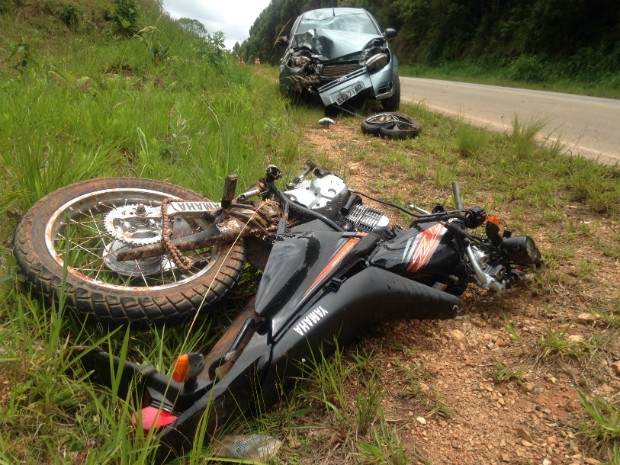 G Motociclista morre em acidente que partiu moto ao meio em Itapeva SP notícias em