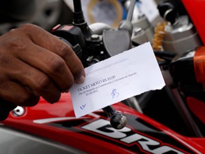 Em protesto, posto de Salvador vende gasolina com 53% de desconto (Foto: Egi Santana/ G1) Em protesto, posto de Salvador vende gasolina com 53% de desconto (Foto: Egi Santana/ G1)