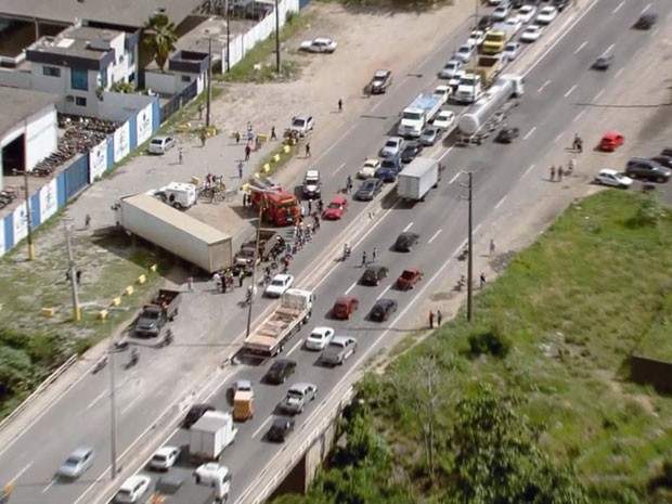 Trânsito ficou engarrafado depois do acidente na BR-101 (Foto: Reprodução/TV Globo)