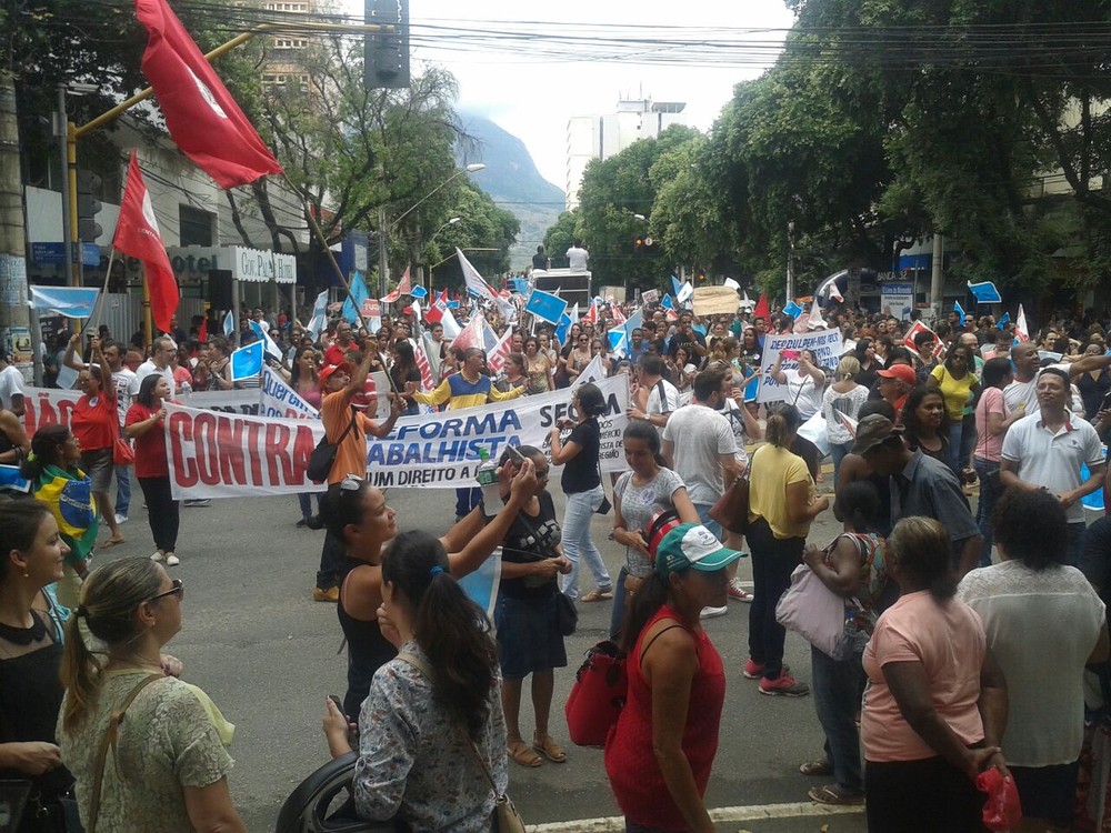 Manifestantes protestam em Governador Valadares (Foto: Umberto Lemos/Arquivo Pessoal)