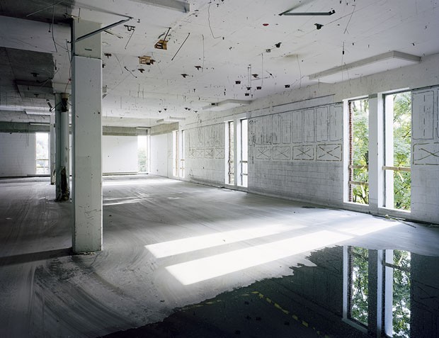 INTERIOR OF BUILDING W1, POLAROID, WALTHAM, MASSACHUSETTS 2009 (Foto: Robert Burley/Divulgação)