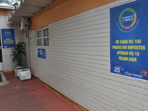 Cartaz do Movimento do Bolo em frente à Prefeitura de Tapejara, no Norte do estado (Foto: Suelen Defaveri, divulgação/Prefeitura de Tapejara)