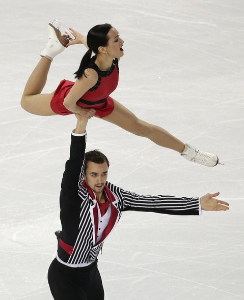 Força e técnica marcaram a apresentação da dupla campeã, formada pelos russos Ksenia Stolbova e Fedor Klimov