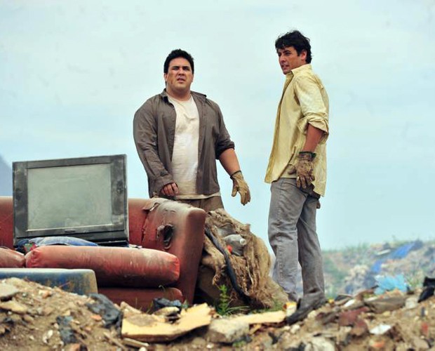 Bruno De Luca e André Marques no lixão (Foto: TV Globo/TV Globo)
