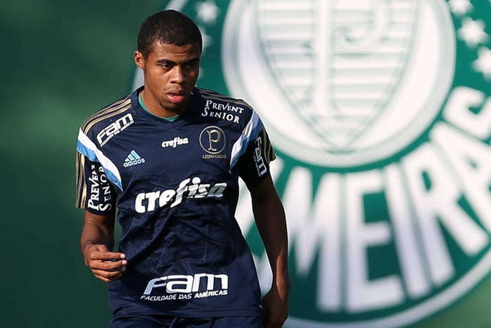  Taylor volta de empréstimo e é reintegrado ao elenco do Palmeiras
