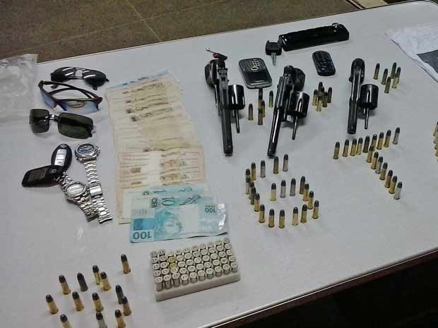 Armas, munição, dinheiro e celulares apreendidos com homem em estrada do DF nesta quinta-feira (28) (Foto: Polícia Ambiental/Divulgação)