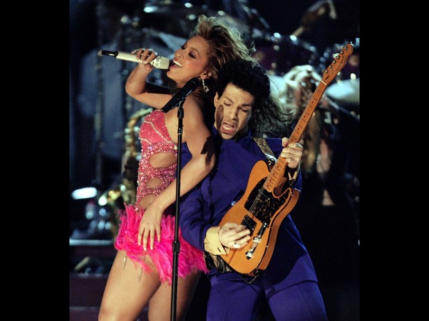 Prince se apresenta com Beyonce durante a 46ª edição do Gremmy Awards em Los Angeles, nos EUA, em fevereiro de 2004 (Foto: Gary Hershorn/Reuters/Arquivo)