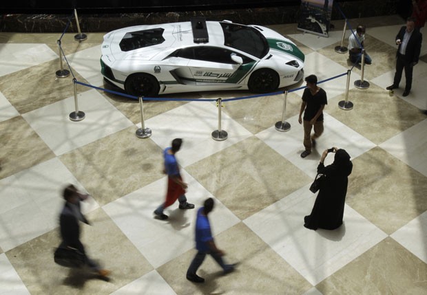 Mulher fotógrafa nesta quinta-feira a  Lamborghini Aventador (Foto: Kamran Jebreili/AP)