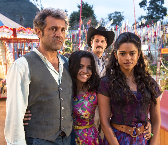 Domingos Montagner posa nos bastidores ao lado de Lucy Alves, Rayza Alcântara e Marcelo Serrado, seus parceiros de cena (Foto: Estevam Avellar/ Globo)