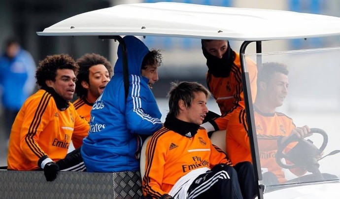 Cristiano Ronaldo dá carona a colegas de Real Madrid (Foto: Reprodução/Facebook)