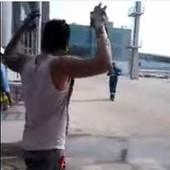 Operário leva choque e fica queimado; VÍDEO (Reprodução/YouTube)