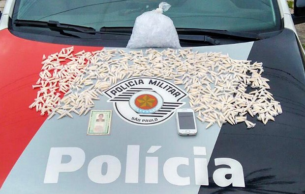 Homem é preso por tráfico de drogas em São Sebastião (Foto: Divulgação/ Polícia Militar)