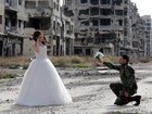 Recém-casados fazem ensaio de fotos em área devastada na Síria