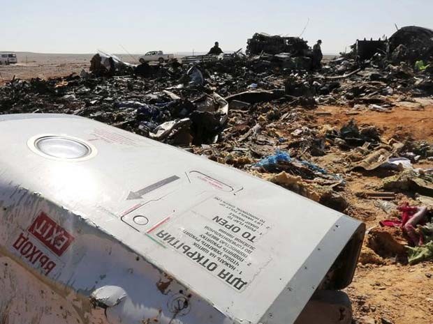 Destroços de avião russo são vistos na área de queda, em al-Hasanah, no norte do Egito (Foto: REUTERS/Mohamed Abd El Ghany)