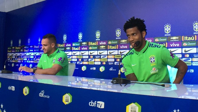 Renato Augusto e Gil, coletiva da Seleção (Foto: Edgard Maciel de Sá) Renato Augusto e Gil, coletiva da Seleção (Foto: Edgard Maciel de Sá)