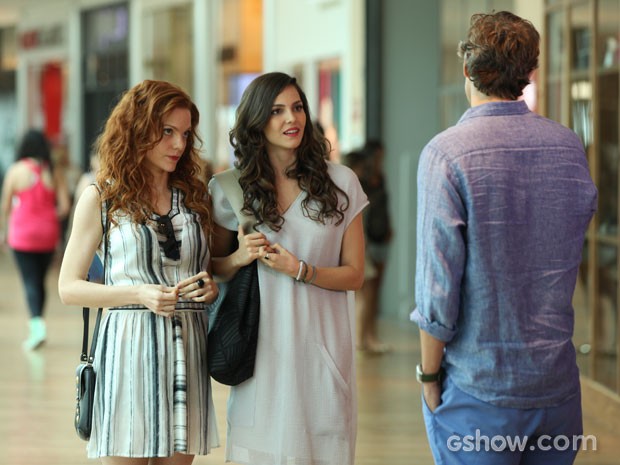 Marina e Vanessa encontram Cadu no shopping e ele pede ajuda para presente de Clara (Foto: Carol Caminha/TV Globo)