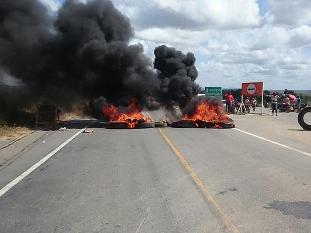 Protesto fecha ponte entre Alagoas e Sergipe (Foto: Rômulo Fotógrafo)