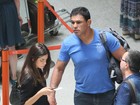 Lutador Minotauro embarca em aeroporto carioca com a namorada