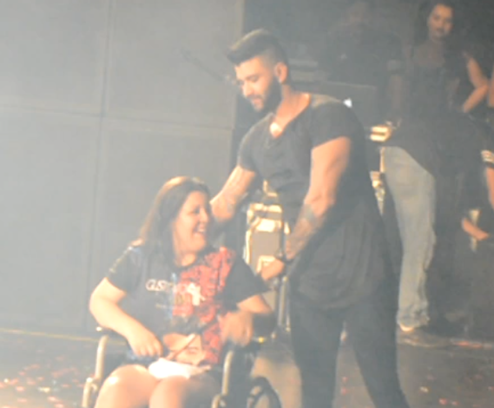 Cantor levou uma fã cadeirante ao palco no show em Porto Velho (Foto: Lívia Costa/GE)