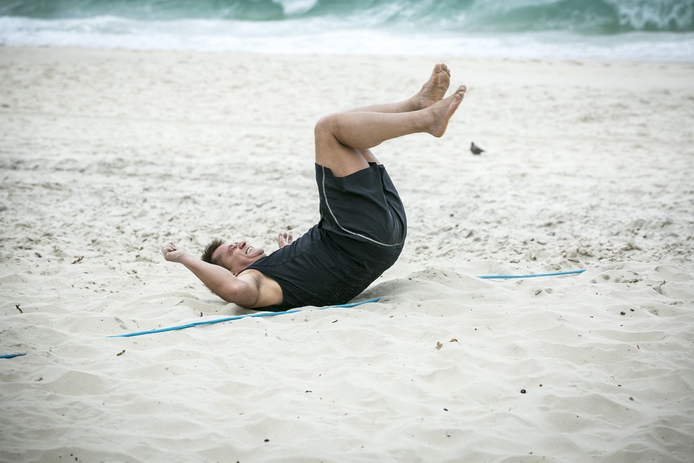Daniel erra jogada e cai na areia durante partida do 'Estrelas' (Foto: Isabella Pinheiro/Gshow)