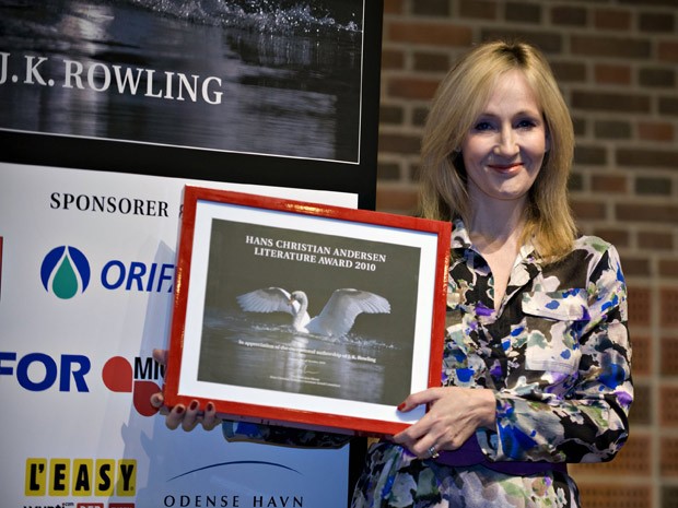 J.K. Rowling, autora dos livros da série 'Harry Potter', recebe o prêmio Hans Christian Andersen, na Dinamarca. O prêmio, de 500 mil Kroner (cerca de R$ 157 mil) foi entregue nesta terça-feira, em Odense, cidade natal de Andersen, um dos mais influentes a (Foto: Kim Rune, Fyens Stiftstidende/AP)
