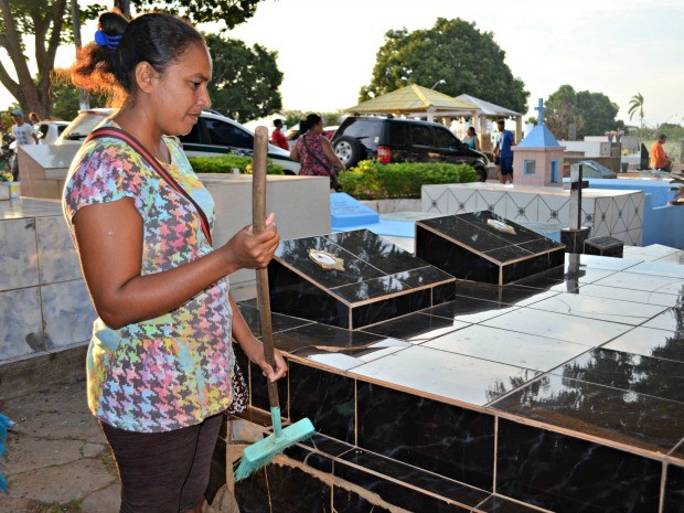 Antônia Meire faz limpeza de túmulos há dez anos e espera lucrar mil reais  (Foto: Quésia Melo/G1)