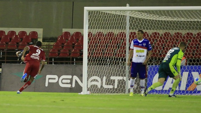 De cabeça, Magrão marca o segundo gol do CRB (Foto: Ailton Cruz/ Gazeta de Alagoas)