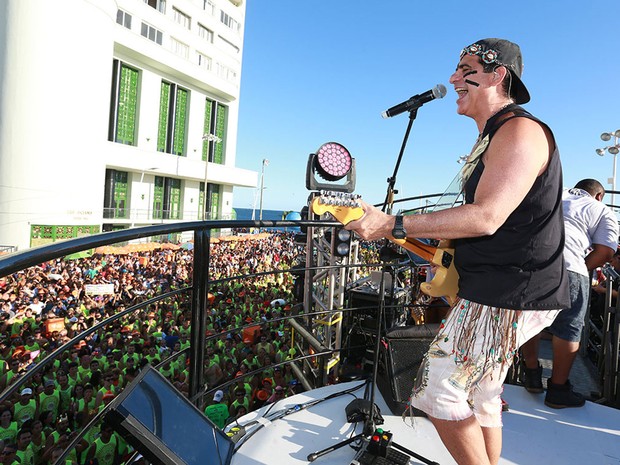 Com sua guitarra, Durval Lelys puxa bloco Cocobambu neste sábado (Foto: Mauro Zaniboni/Ag Haack)