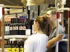 Cauã Reymond compra vinho com a namorada, Mariana Goldfarb