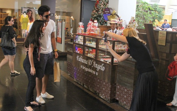 Rodrigo Simas tira foto com fãs durante compras em shopping no Rio (Foto: Daniel Delmiro/Ag News)