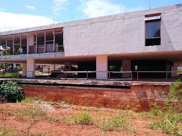 Ruínas do Museu de Arte de Brasília, às margens do Lago Paranoá; local foi fechado em 2007, e GDF promete reforma até o fim do ano (Foto: Mateus Rodrigues/G1)