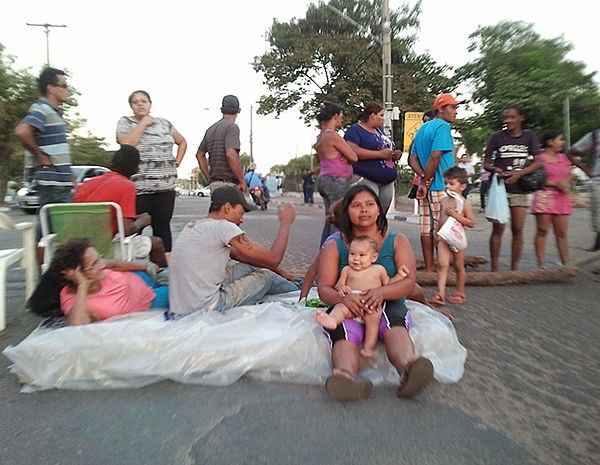 Famílias protestaram por conta da demora para entrar no ginásio. (Foto: Divulgação / Defensoria Pública de MT)