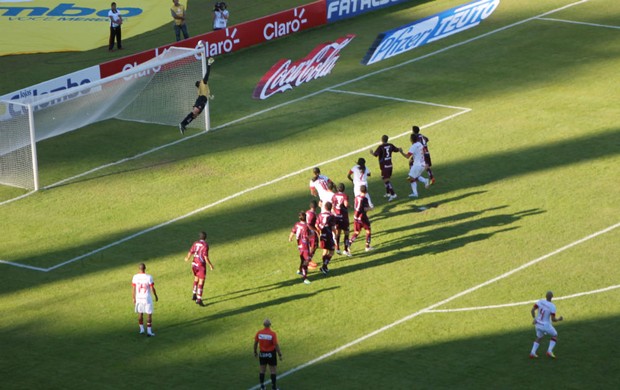 Lateral Nei cobra falta e o goleiro Paulo Sérgio faz grande defesa (Foto: Diego Guichard/Globoesporte.com)