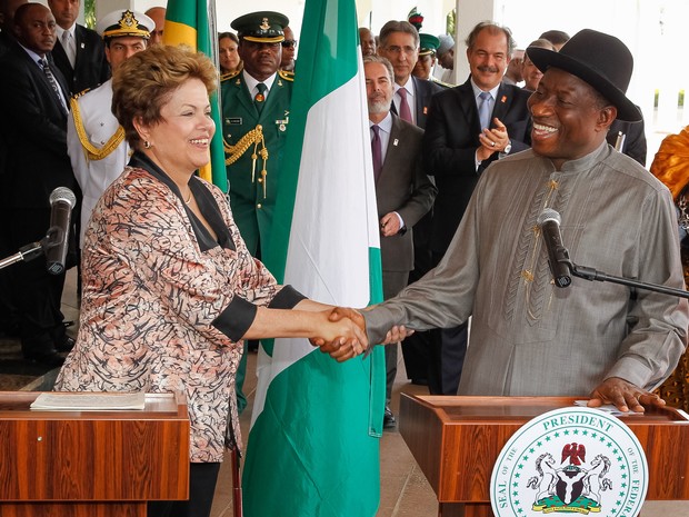 Dilma discursou neste sábado em Abuja, na Nigéria, ao lado do presidente Goodluck Jonathan  (Foto: Roberto Stuckert Filho/PR)