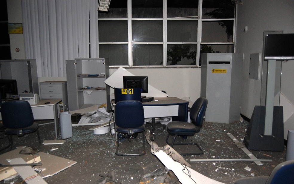 Parte do teto da agência caiu após a explosão (Foto: Blog Agmar Rios)