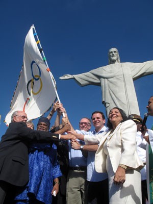 Bandeira olímpica foi levada ao Cristo Redentor neste domingo (19) (Foto: Bernardo Tabak/G1)