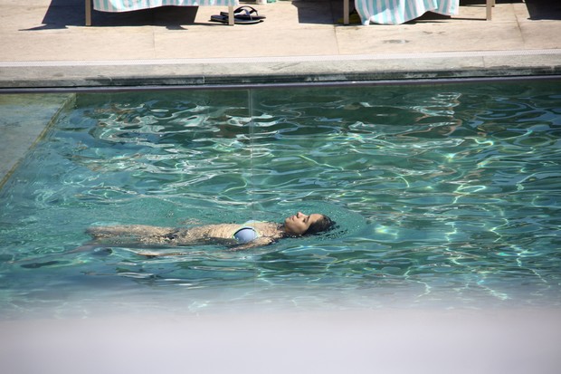 Meninas do Fifth Harmony curtem tarde em piscina  (Foto: Henrique Oliveira e Gabriel Reis/AgNews)