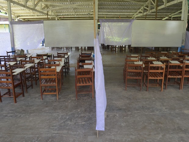 Salas da Escola são divididas por um tecido em Santana (Foto: John Pacheco/G1)
