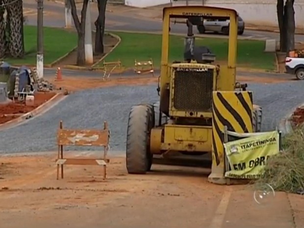 Rua Pedro Voss será liberada em 15 de abril, diz prefeitura (Foto: Reprodução/ TV TEM)