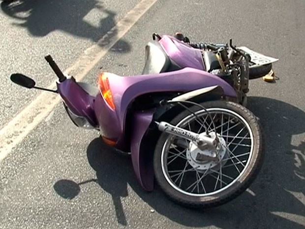 Jovem estava na garupa de uma moto com o irmão (Foto: Reprodução/TV Subaé)