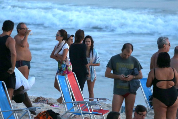 Nanda Costa e amigos na praia do Arpoador, RJ (Foto: André Freitas / AgNews)