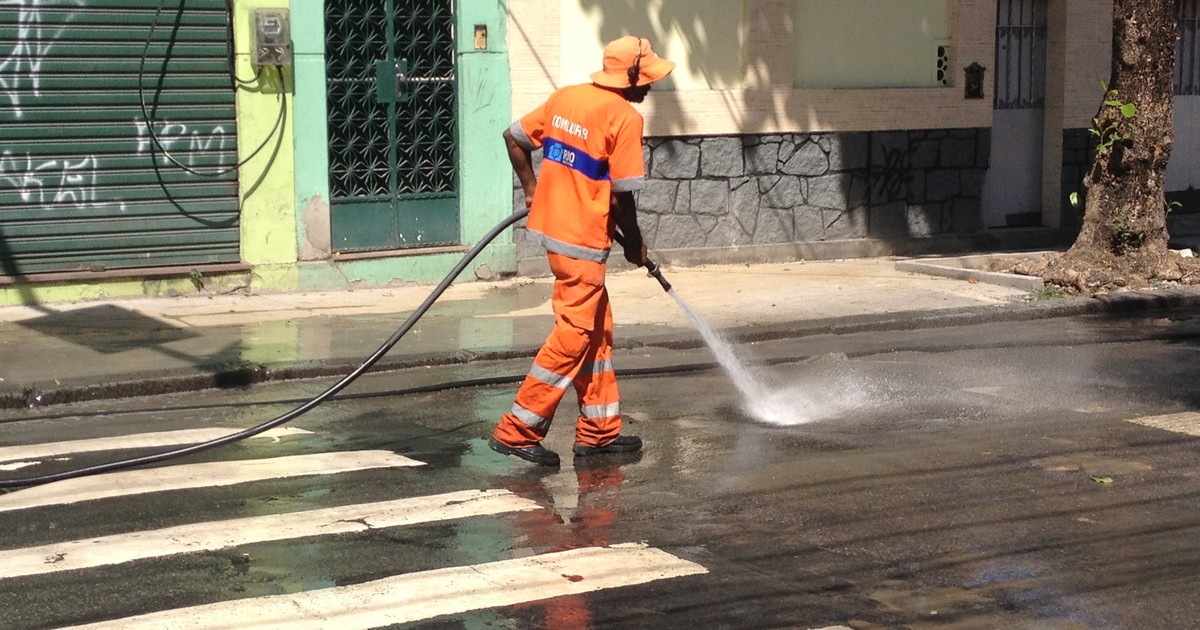 G1 Garis fazem limpeza de ruas do Rio próximas à tubulação que