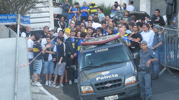 Torcida do Boca na chegada ao Pacaembu (Foto: Carlos Augusto Ferrari / Globoesporte.com)