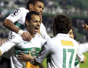 Roberto comemora gol do Coritiba na Copa do Brasil sobre o Vitória (Foto: Divulgação/site oficial do Coritiba Foot Ball Club)